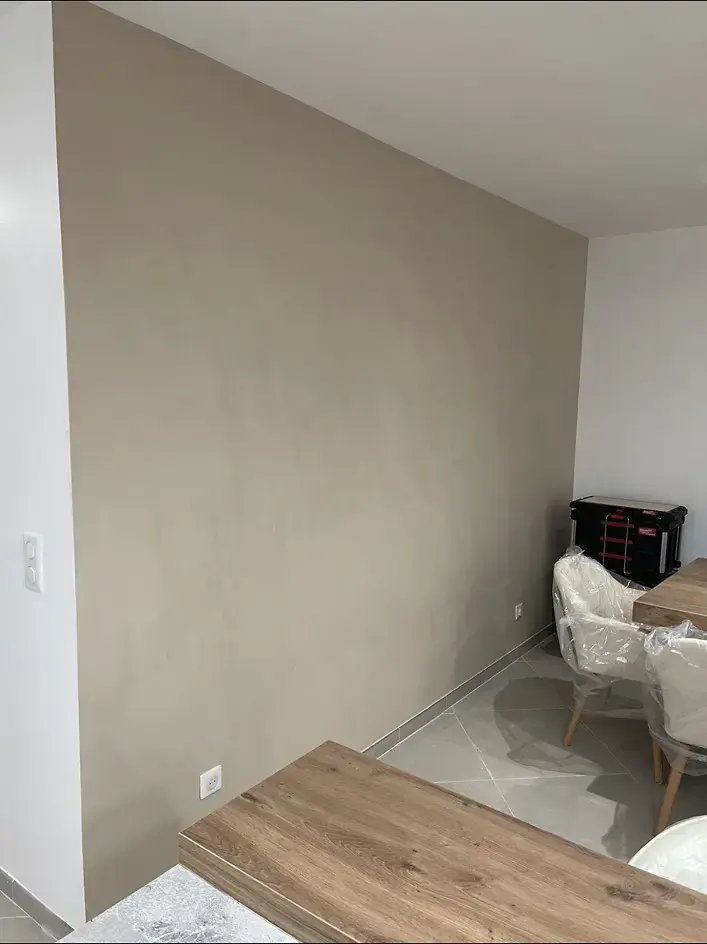 Mur fini avec un enduit décoratif effet sable