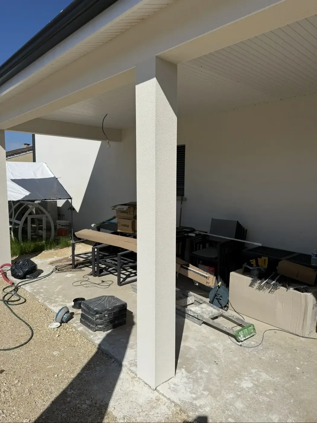 Poteau fini avec enduit décoratif