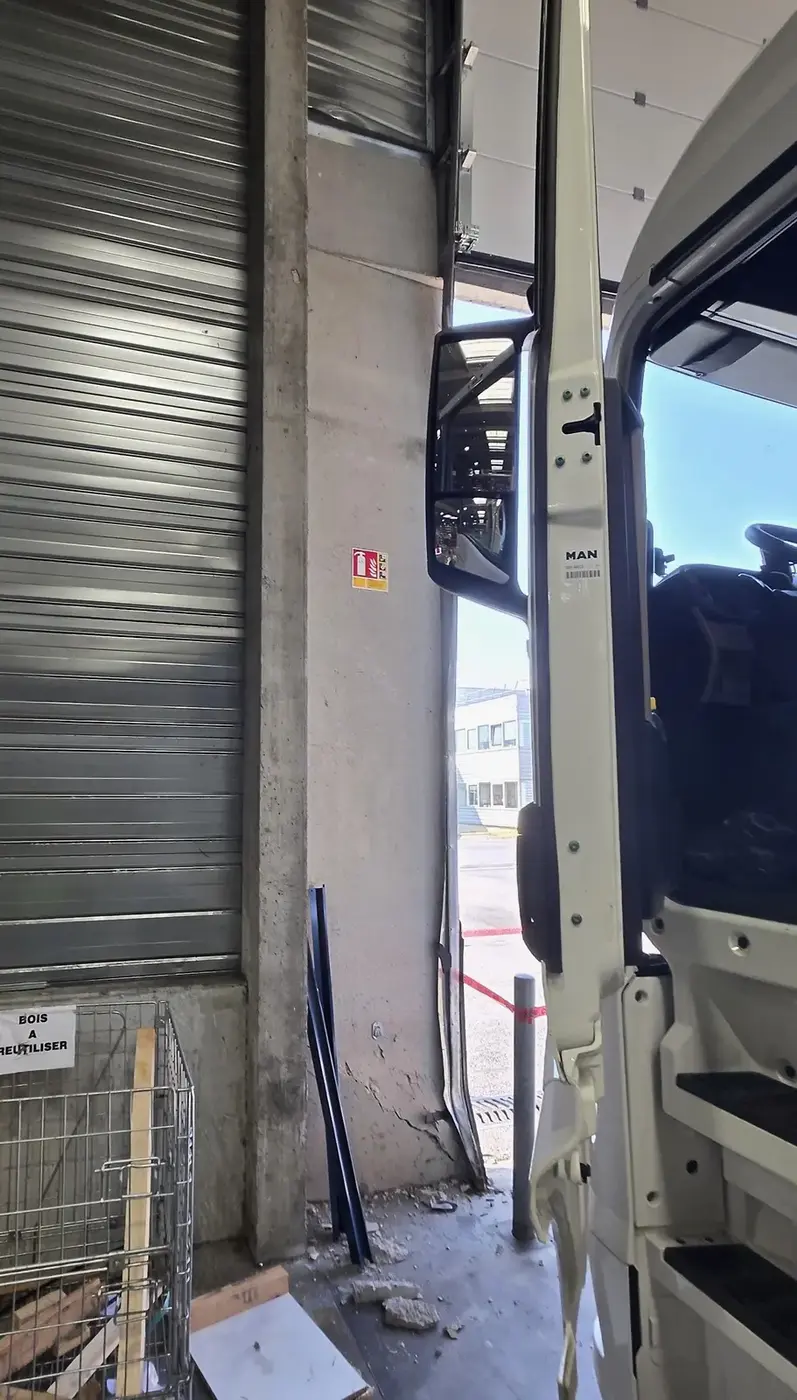 Poteau de bâtiment industriel endommagé par un poids lourd